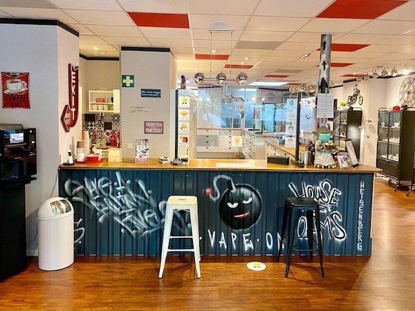 Verkaufstheke mit Kaffeevollautomat und Sitzgelegenheiten in Bonn